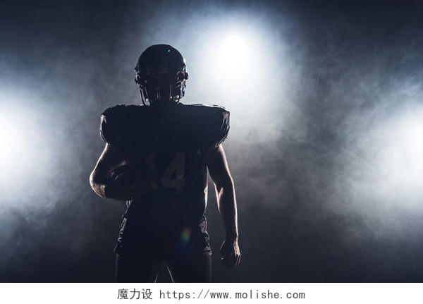 美国橄榄球运动员的黑暗的剪影